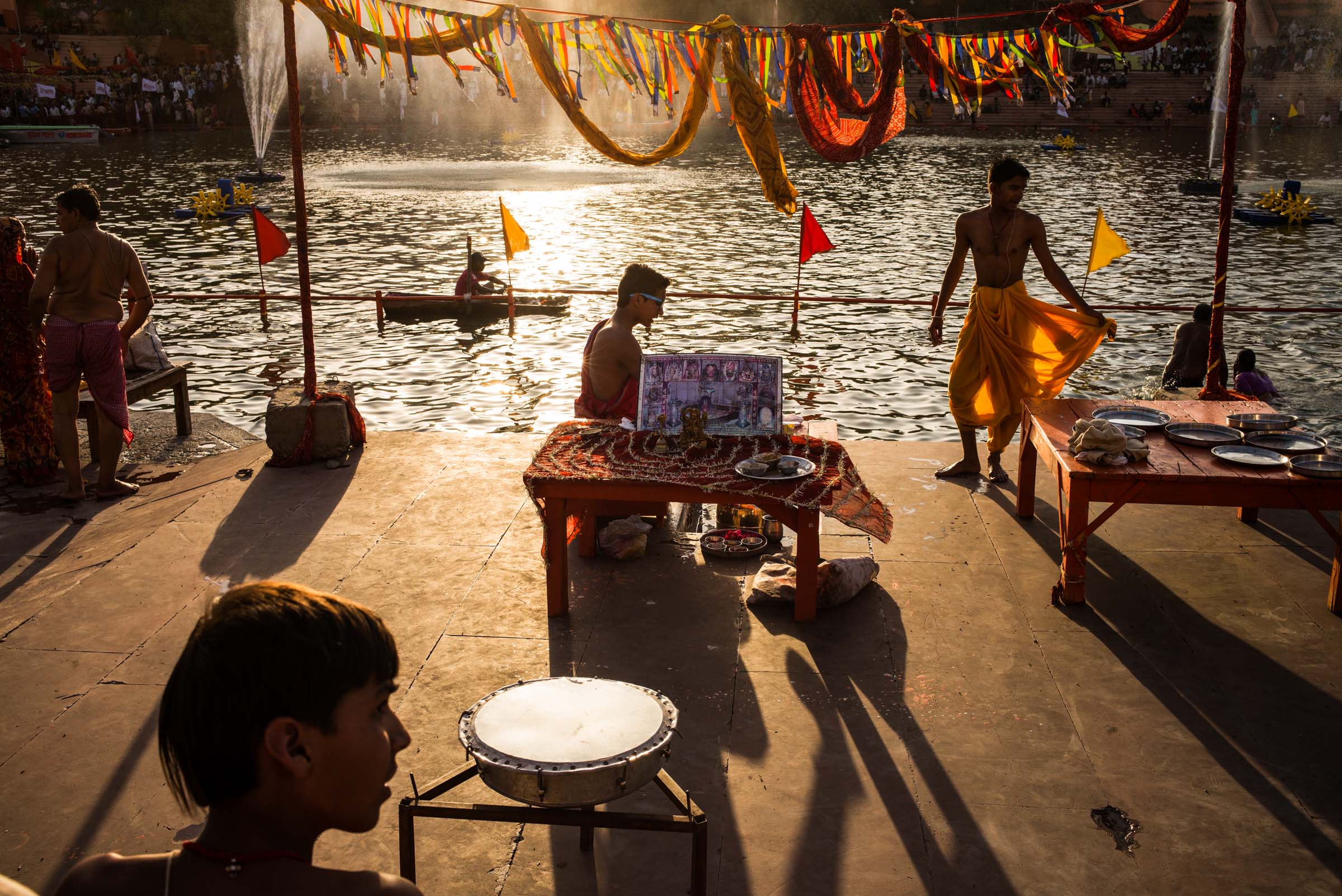 Shipra River Pujaris, Ujjain, India, 2016. 